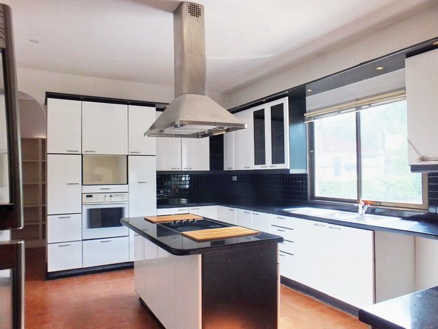 House for sale East Pattaya showing the kitchen House for sale East Pattaya showing the kitchen