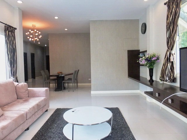 House for rent East Pattaya showing the living and dining areas 