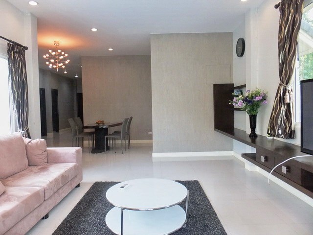 House for rent East Pattaya showing the living and dining areas 