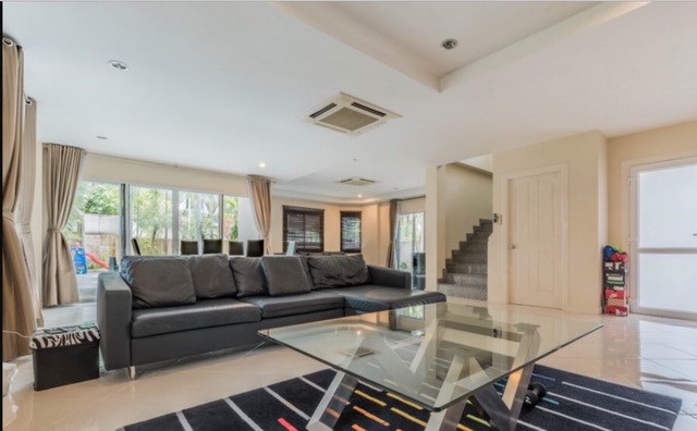 House for sale East Pattaya showing the open plan living areas House for sale East Pattaya showing the open plan living areas