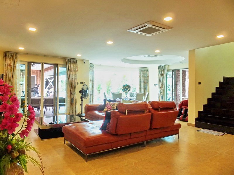 House for Sale East Pattaya showing the living and dining areas 