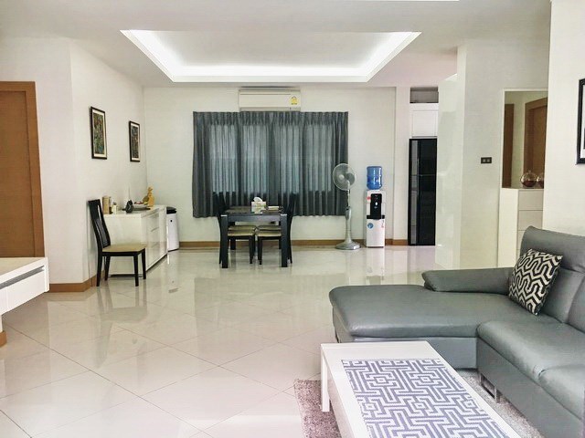 House for sale East Pattaya showing the living and dining areas House for sale East Pattaya showing the living and dining areas