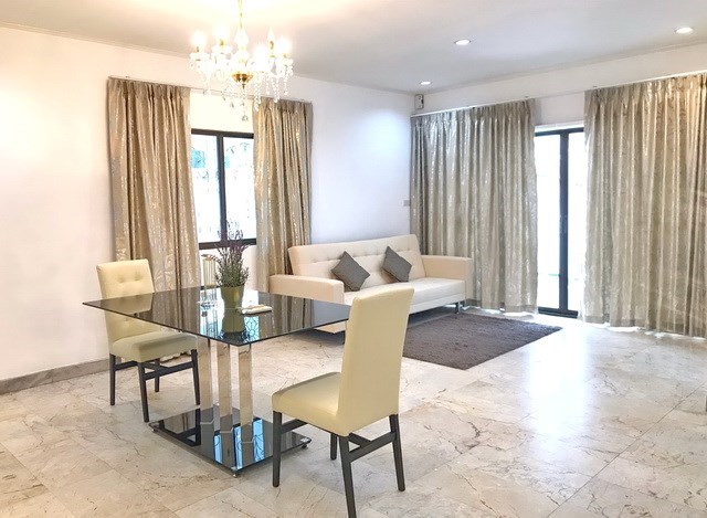 House for sale East Pattaya showing the living and dining areas House for sale East Pattaya showing the living and dining areas
