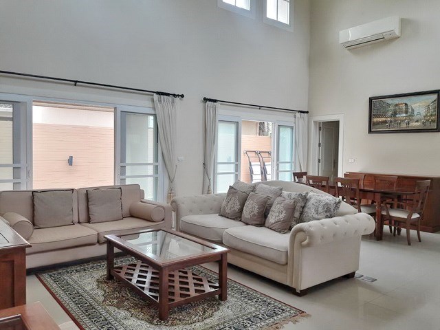 House For sale East Pattaya showing the living and dining areas House For sale East Pattaya showing the living and dining areas