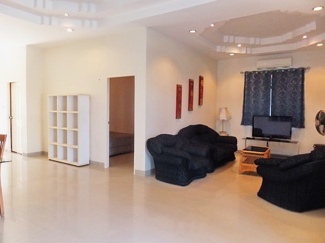 House for sale East Pattaya showing the living area