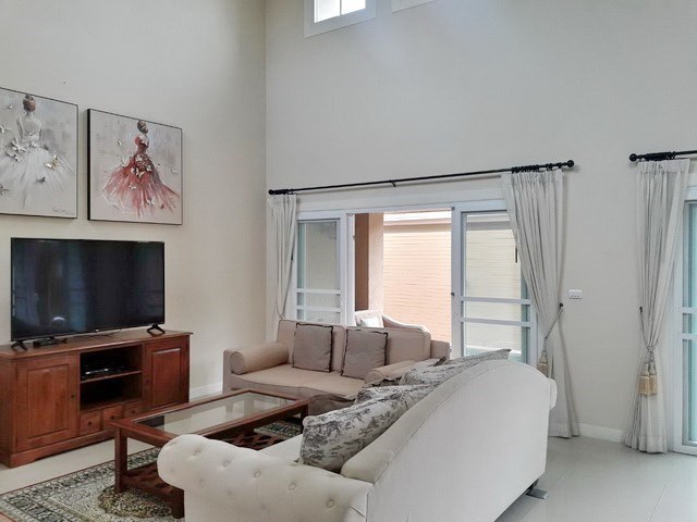 House For sale East Pattaya showing the living room House For sale East Pattaya showing the living room