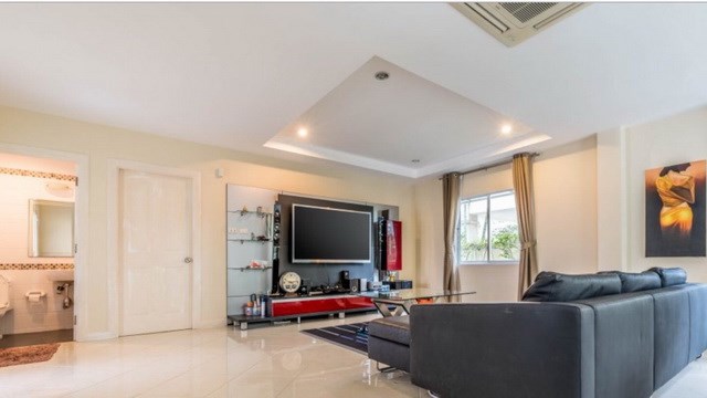 House for sale East Pattaya showing the living room and guest toilet 