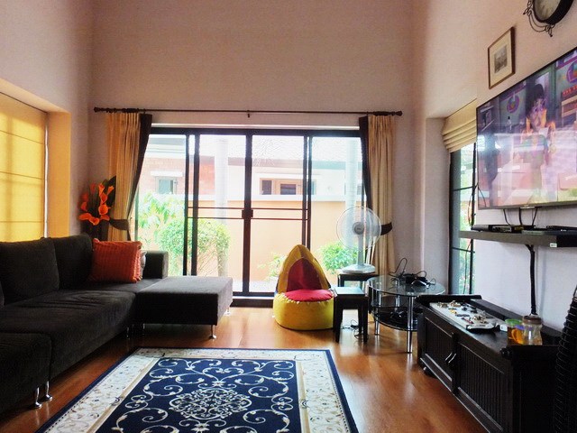House for sale East Pattaya showing the living room 