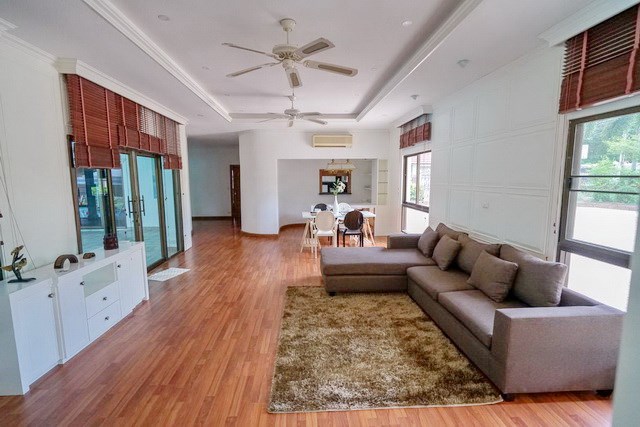 House for sale East Pattaya showing the living room House for sale East Pattaya showing the living room