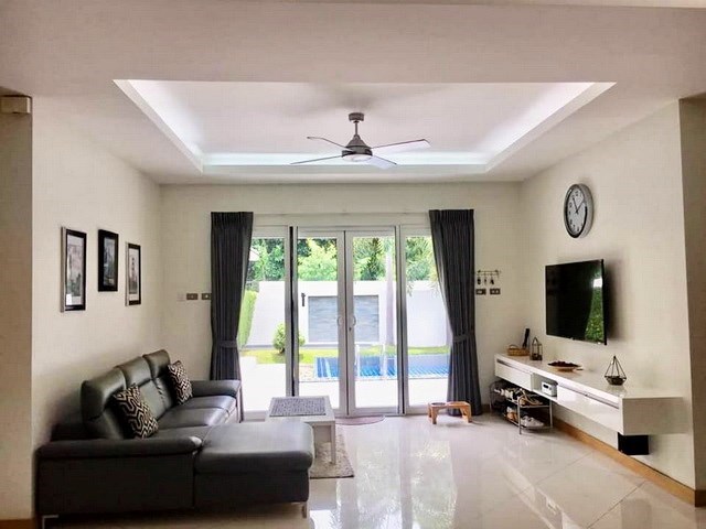 House for sale East Pattaya showing the living room with pool view House for sale East Pattaya showing the living room with pool view