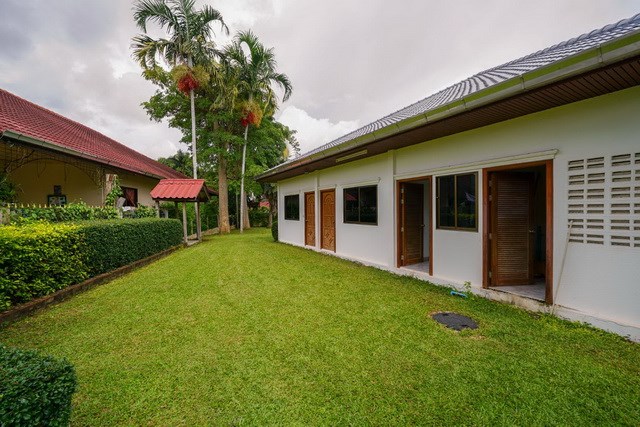 House for sale East Pattaya showing the maids room and garden House for sale East Pattaya showing the maids room and garden