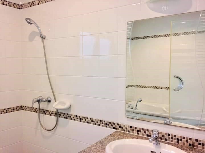 House for sale East Pattaya showing the master bathroom House for sale East Pattaya showing the master bathroom