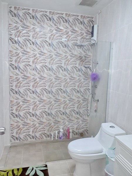 House for Sale East Pattaya showing the master bathroom House for Sale East Pattaya showing the master bathroom