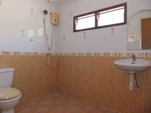 House for sale East Pattaya showing the  master bathroom