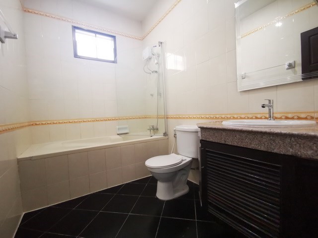 House for sale East Pattaya showing the master bathroom House for sale East Pattaya showing the master bathroom