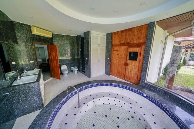House for sale East Pattaya showing the master bathroom House for sale East Pattaya showing the master bathroom