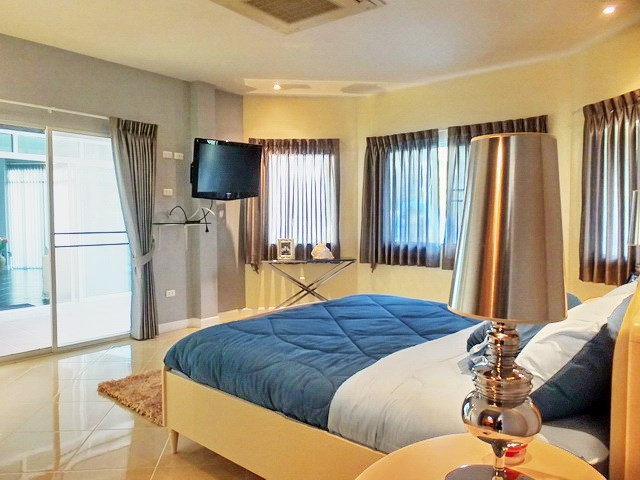 House for sale East Pattaya showing the master bedroom pool side 
