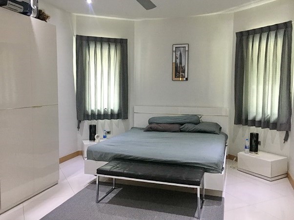 House for sale East Pattaya showing the master bedroom House for sale East Pattaya showing the master bedroom