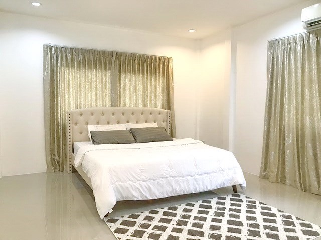 House for sale East Pattaya showing the master bedroom House for sale East Pattaya showing the master bedroom