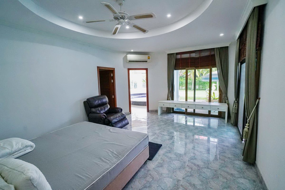House for sale East Pattaya showing the master bedroom suite House for sale East Pattaya showing the master bedroom suite