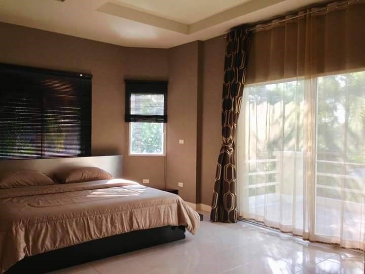 House for sale East Pattaya showing the master bedroom House for sale East Pattaya showing the master bedroom