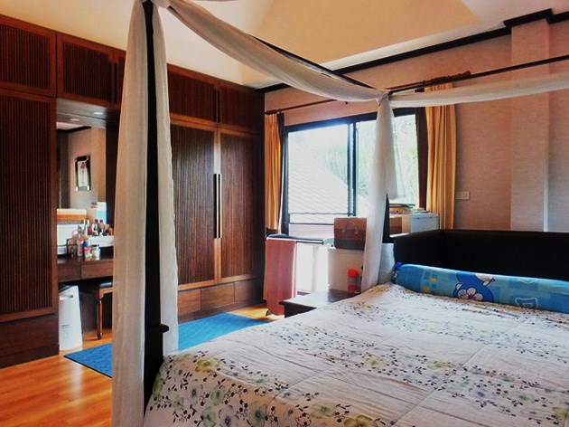 House for sale East Pattaya showing the master bedroom with built-in wardrobe 