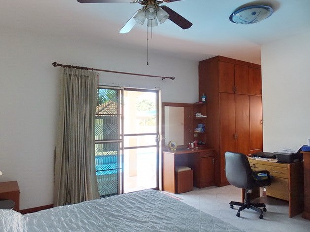 House for sale East Pattaya showing the master bedroom with office area 