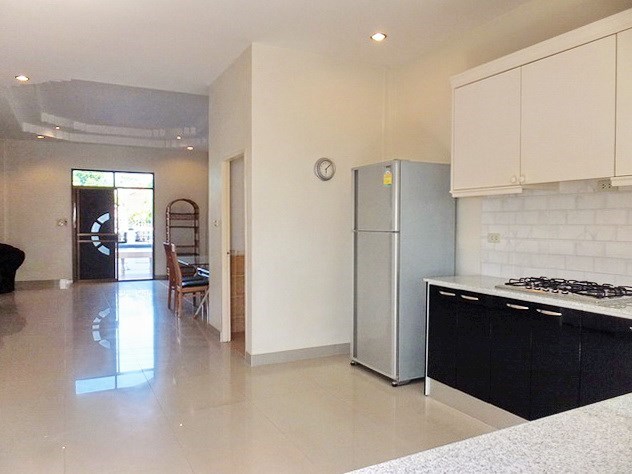 House for sale East Pattaya showing the open plan concept 