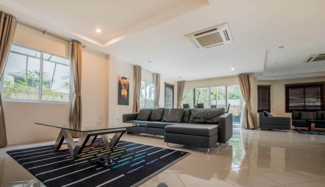 House for sale East Pattaya showing the living and dining areas House for sale East Pattaya showing the living and dining areas