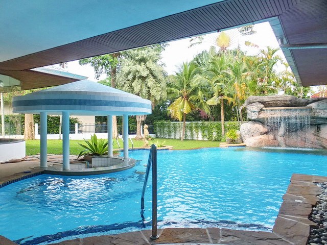 House for sale East Pattaya showing the pool bar area House for sale East Pattaya showing the pool bar area