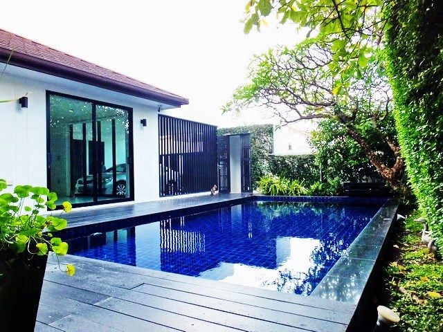 House for sale East Pattaya showing the pool and carport 