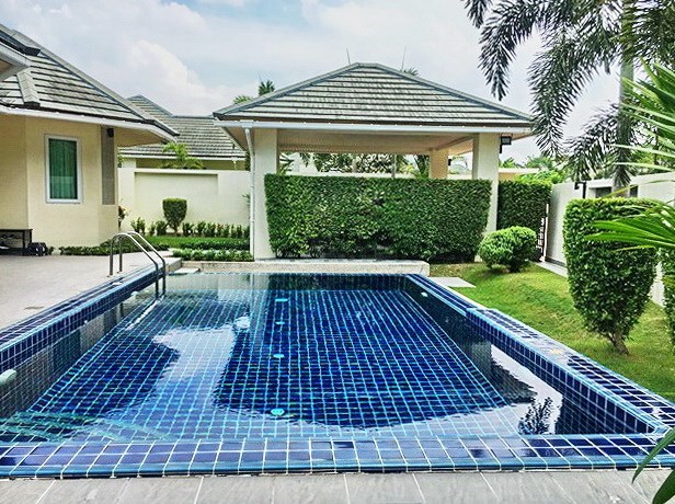 House for sale East Pattaya showing the pool and garden House for sale East Pattaya showing the pool and garden