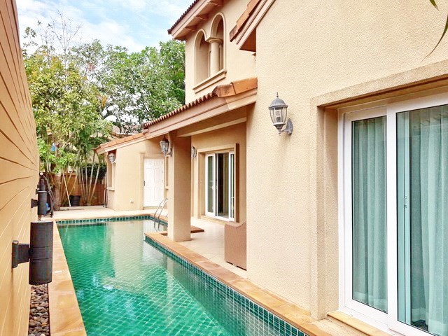 House For sale East Pattaya showing the pool, covered terrace and maids room 