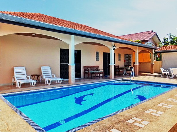 House for sale East Pattaya showing the house and pool 