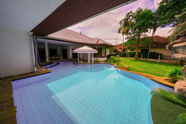 House for sale East Pattaya showing the private pool and house House for sale East Pattaya showing the private pool and house