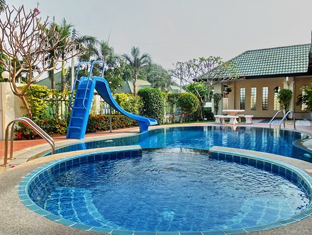 House for sale East Pattaya showing the private swimming pool 