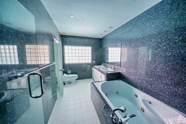 House for sale East Pattaya showing the second bathroom House for sale East Pattaya showing the second bathroom