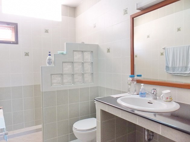 House for sale East Pattaya showing the second bathroom 