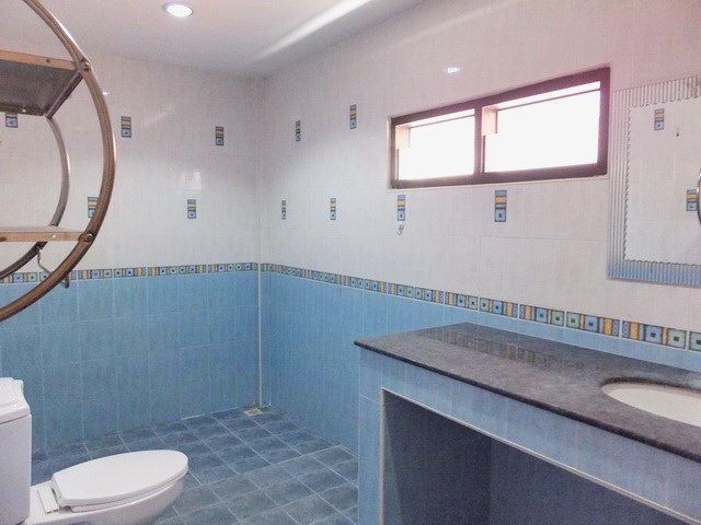 House for sale East Pattaya showing the  second bathroom 
