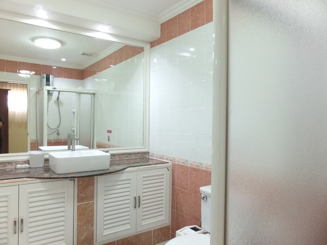 House for sale East Pattaya showing the second bathroom