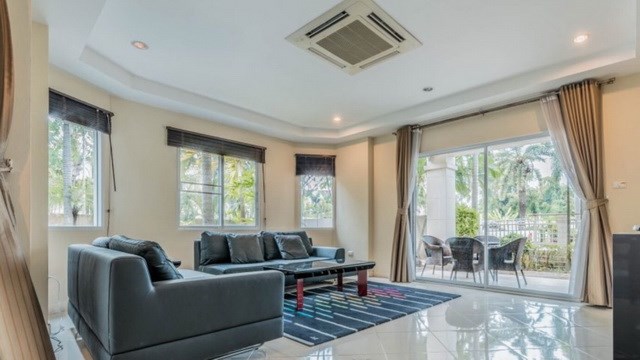 House for sale East Pattaya showing the second living area 