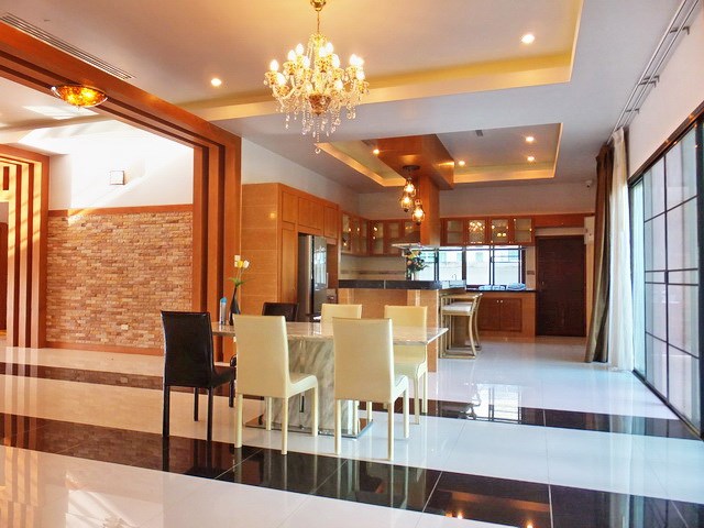 House for sale Huay Yai Pattaya showing the dining and kitchen