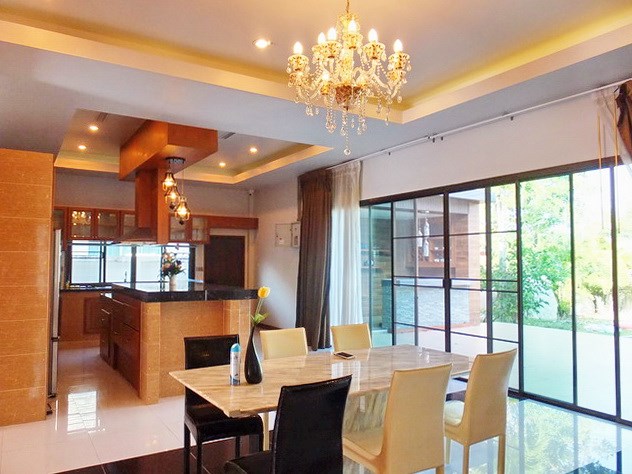 House for sale Huay Yai Pattaya showing the dining and kitchen areas