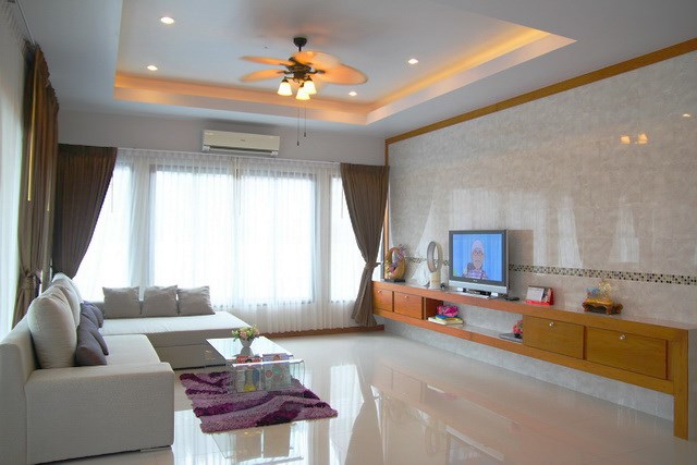 House for sale Huay Yai Pattaya showing the living room House for sale Huay Yai Pattaya showing the living room