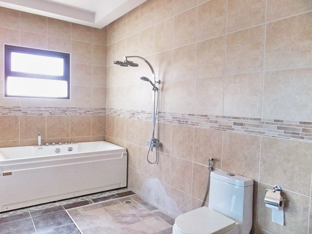 House for sale Huay Yai Pattaya showing the master bathroom