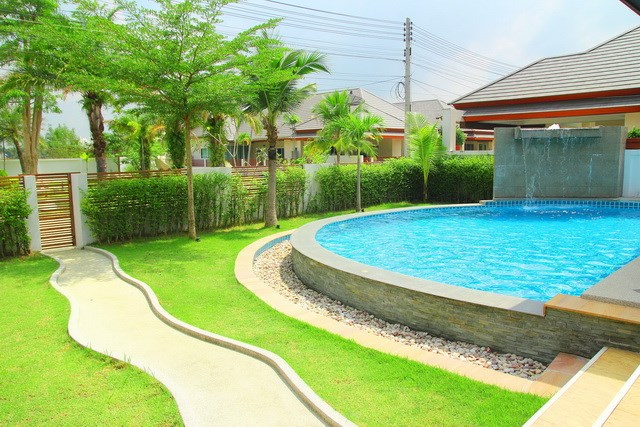 House for sale Huay Yai Pattaya showing the pool and garden