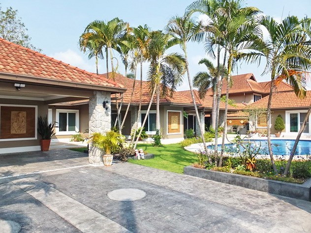 House for sale Nongpalai Pattaya showing the house, carport and pool 