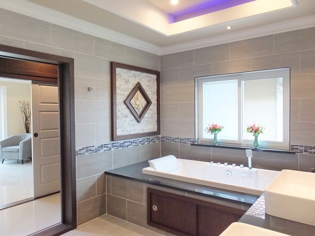 House for sale Nongpalai Pattaya showing the master bathroom suite