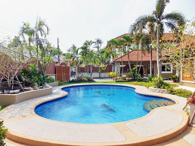 House for sale Nongpalai Pattaya showing the private pool 