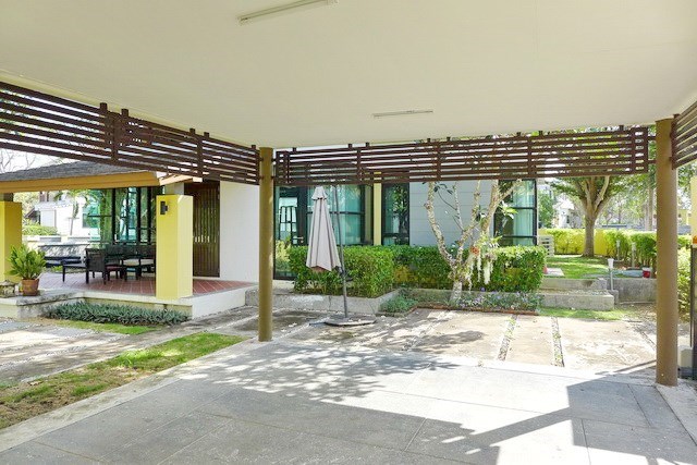 House for sale Pattaya showing the carport and covered terrace House for sale Pattaya showing the carport and covered terrace